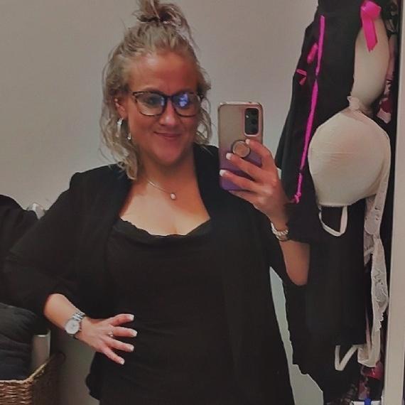  is Female Escorts. | Edmonton | Alberta | Canada | AmorousHug